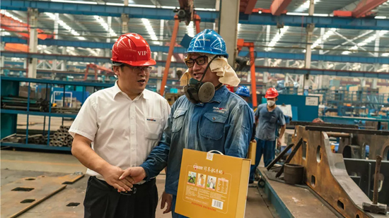 万力集团“送清凉”活动,慰问一线员工